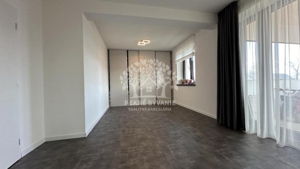 Skolaudovaná novostavba, nová terasa, nový plot nová skalka