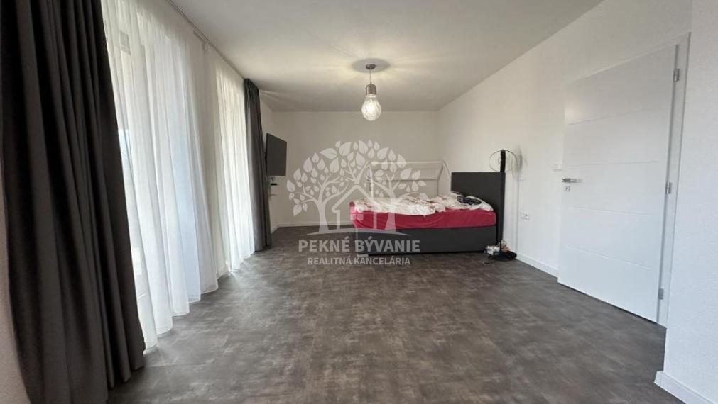 Skolaudovaná novostavba, nová terasa, nový plot nová skalka