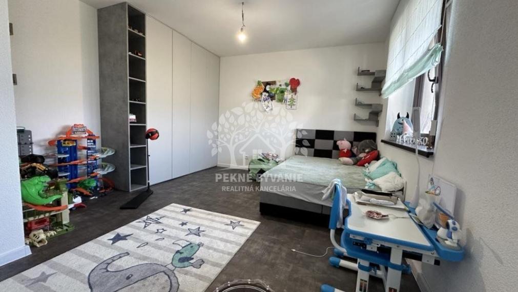 Skolaudovaná novostavba, nová terasa, nový plot nová skalka