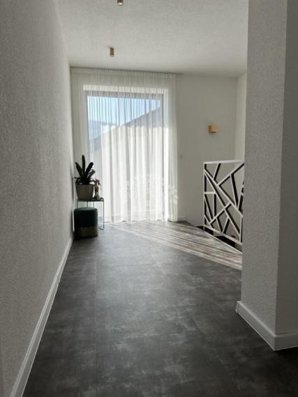 Skolaudovaná novostavba, nová terasa, nový plot nová skalka