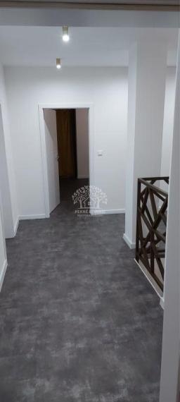 Skolaudovaná novostavba, nová terasa, nový plot nová skalka