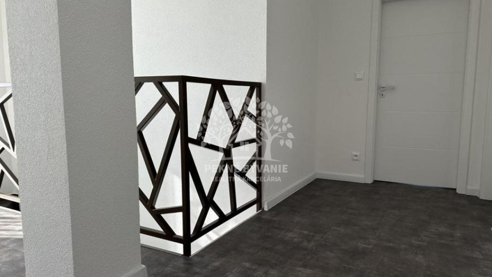 Skolaudovaná novostavba, nová terasa, nový plot nová skalka