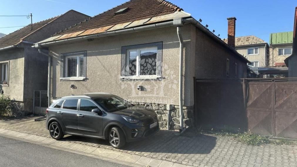 Ponúkame na predaj starší bungalov v Brusne