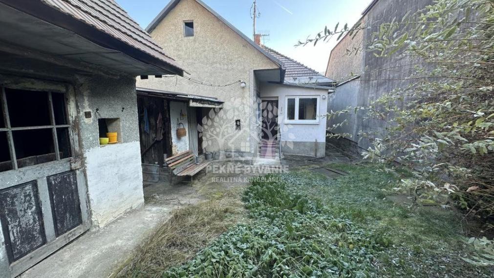 Ponúkame na predaj starší bungalov v Brusne