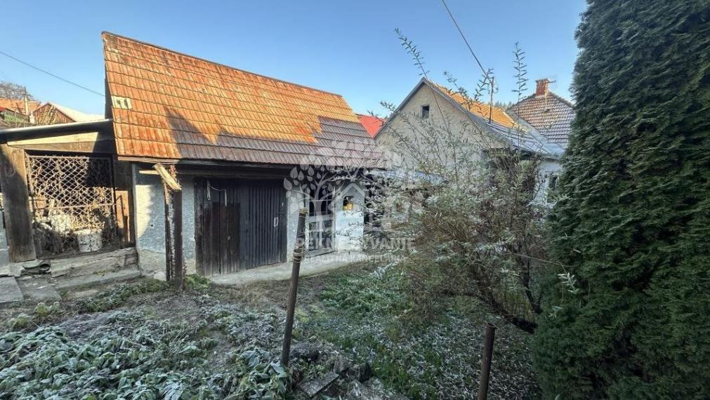 Ponúkame na predaj starší bungalov v Brusne