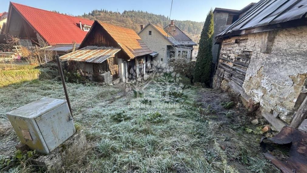 Ponúkame na predaj starší bungalov v Brusne