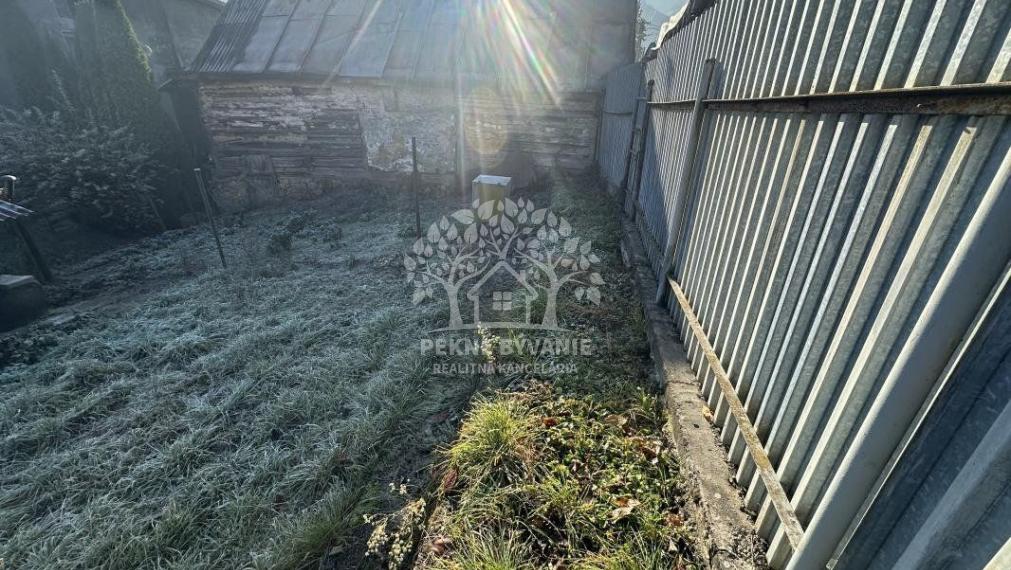 Ponúkame na predaj starší bungalov v Brusne