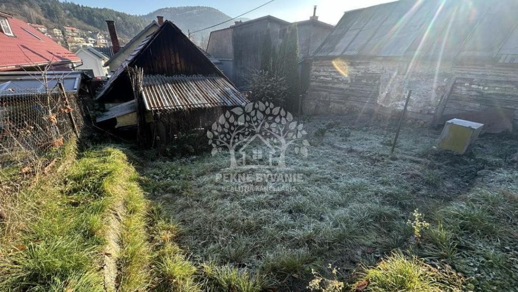 Ponúkame na predaj starší bungalov v Brusne