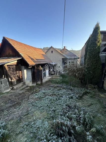 Ponúkame na predaj starší bungalov v Brusne