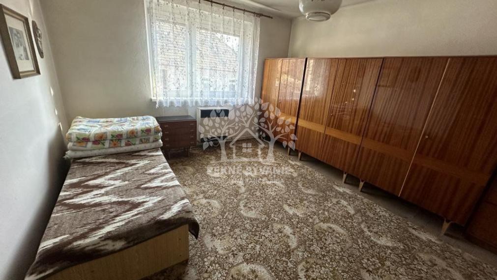 Ponúkame na predaj starší bungalov v Brusne