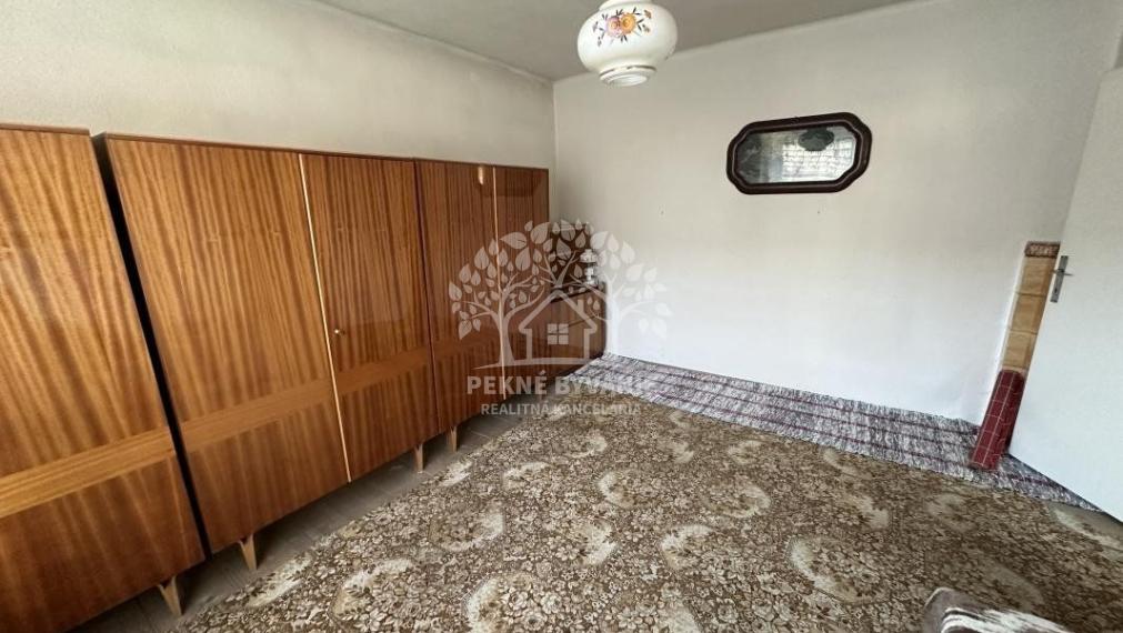 Ponúkame na predaj starší bungalov v Brusne