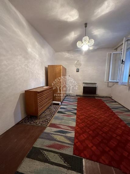 Ponúkame na predaj starší bungalov v Brusne