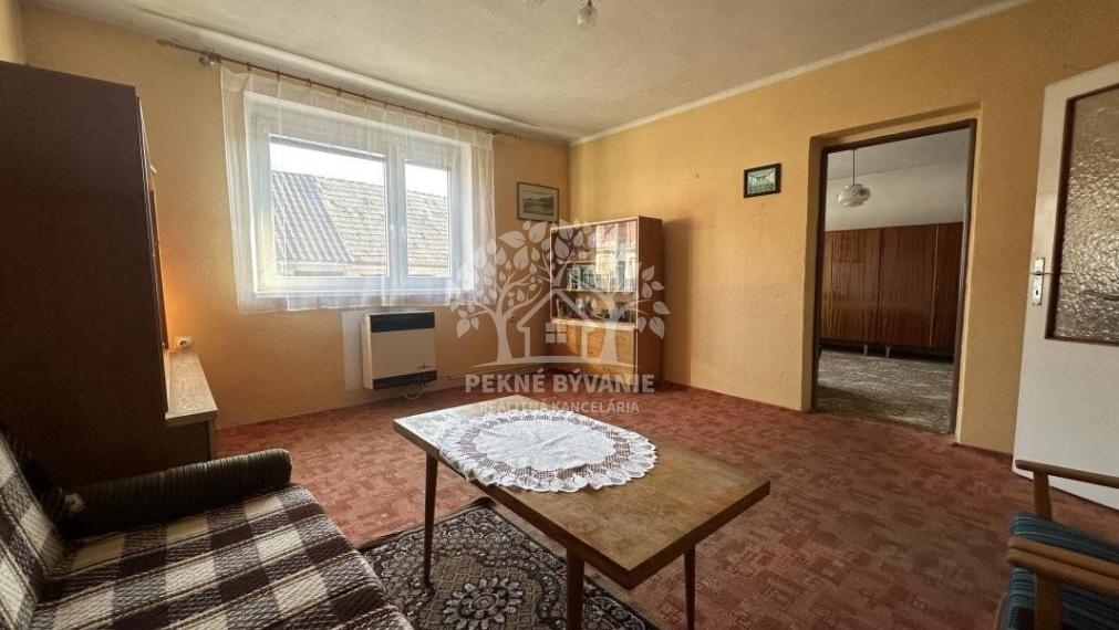 Ponúkame na predaj starší bungalov v Brusne