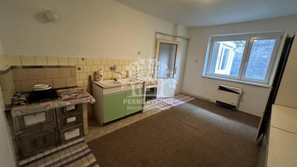 Ponúkame na predaj starší bungalov v Brusne