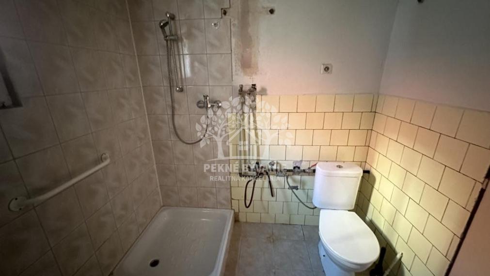 Ponúkame na predaj starší bungalov v Brusne