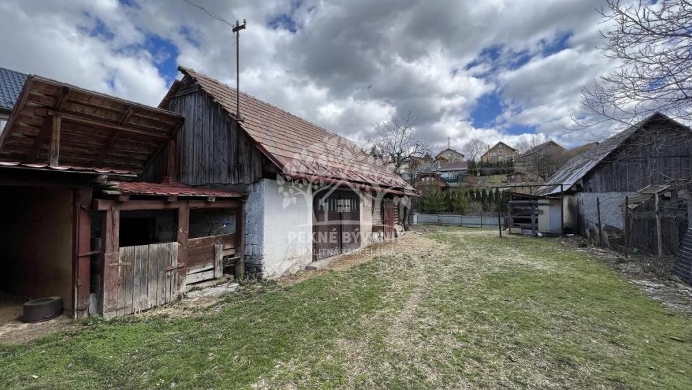 ZNÍŽENÁ SUMA: RODINNÝ DOMA S DREVENIČKOU V POHORELEJ