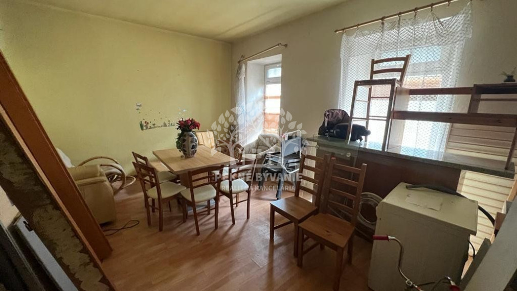 Predáme rodinný dom v centre Brezna s veľkým potenciálom-bývanie,garáže,priestory na podnikanie a prenájom