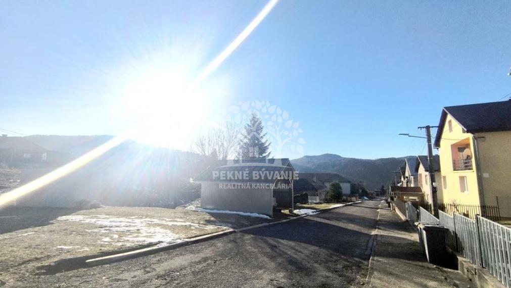 SLNEČNÝ POZEMOK POD KRÁĽOVOU HOĽOU NA STAVBU CHATY ROD.DOMU INTRAVILÁN V TOP LOKALITE ŠUMIAC HOREHRONIE