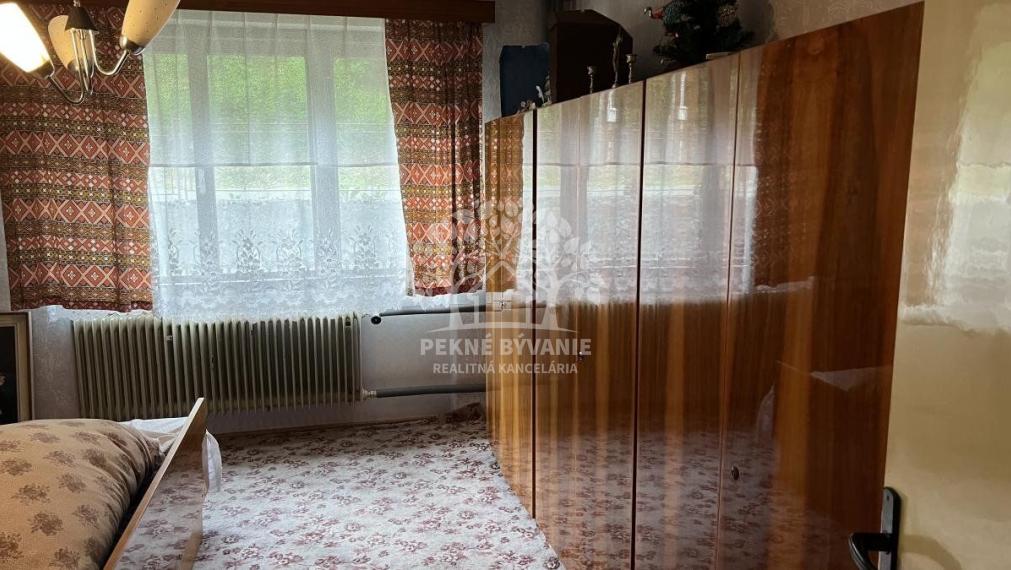 ZNÍŽENÁ CENA: Na predaj veľký dvojgeneračný rodinný dom v obci Hiadeľ