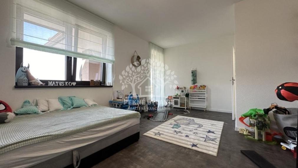 Skolaudovaná novostavba, nová terasa, nový plot nová skalka