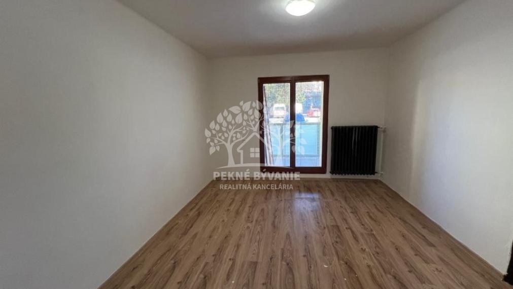 Na prenájom ponúkame 2 izbový byt vo Valaskej s balkónom