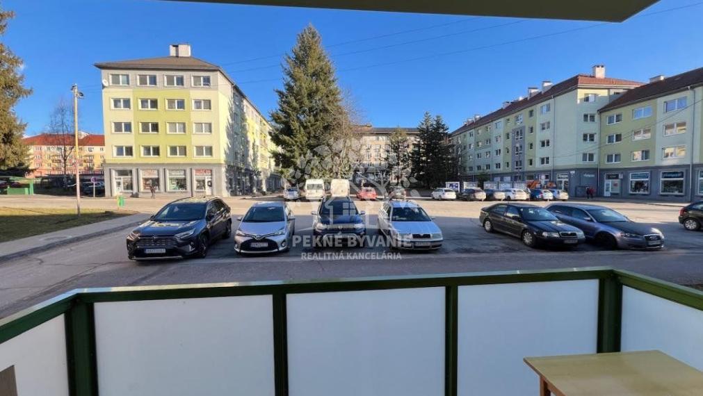 Na prenájom ponúkame 2 izbový byt vo Valaskej s balkónom