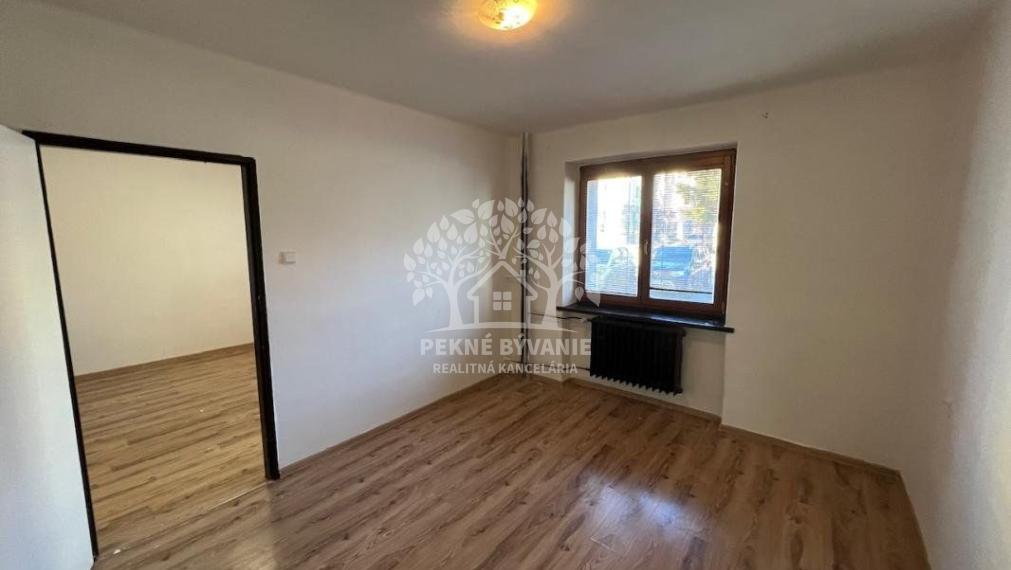 Na prenájom ponúkame 2 izbový byt vo Valaskej s balkónom