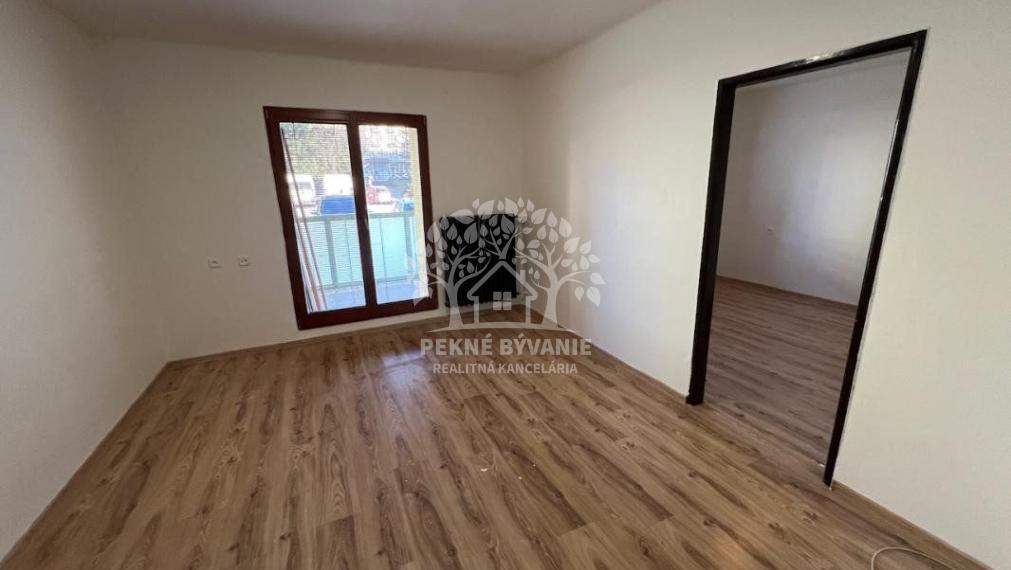 Na prenájom ponúkame 2 izbový byt vo Valaskej s balkónom