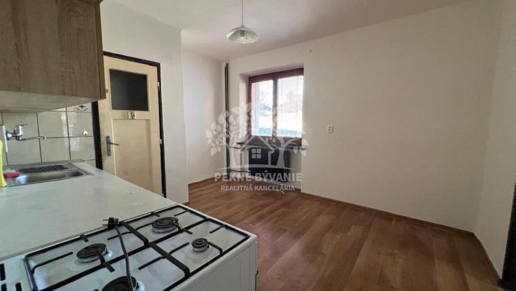 Na prenájom ponúkame 2 izbový byt vo Valaskej s balkónom