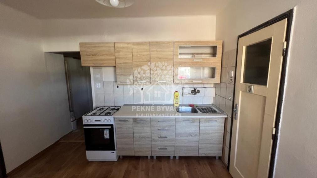 Na prenájom ponúkame 2 izbový byt vo Valaskej s balkónom