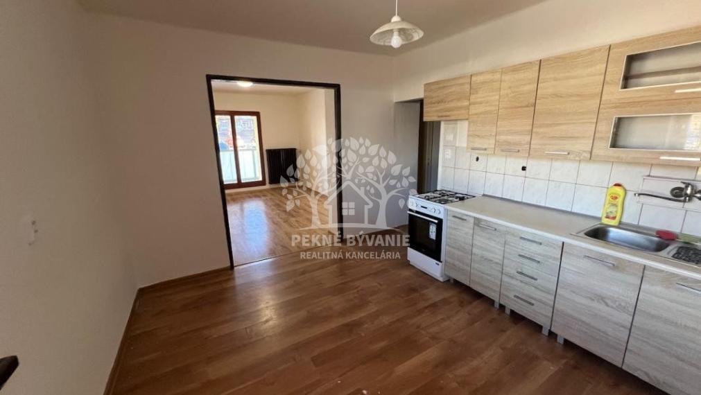 Na prenájom ponúkame 2 izbový byt vo Valaskej s balkónom