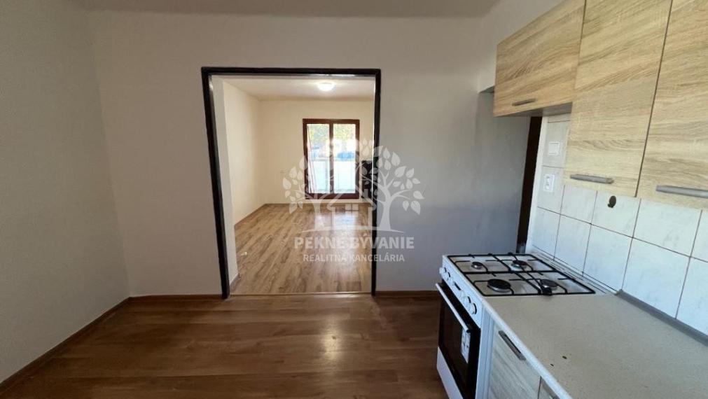 Na prenájom ponúkame 2 izbový byt vo Valaskej s balkónom