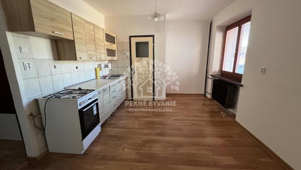 Na prenájom ponúkame 2 izbový byt vo Valaskej s balkónom