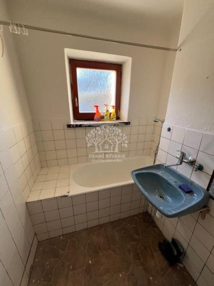 Na prenájom ponúkame 2 izbový byt vo Valaskej s balkónom