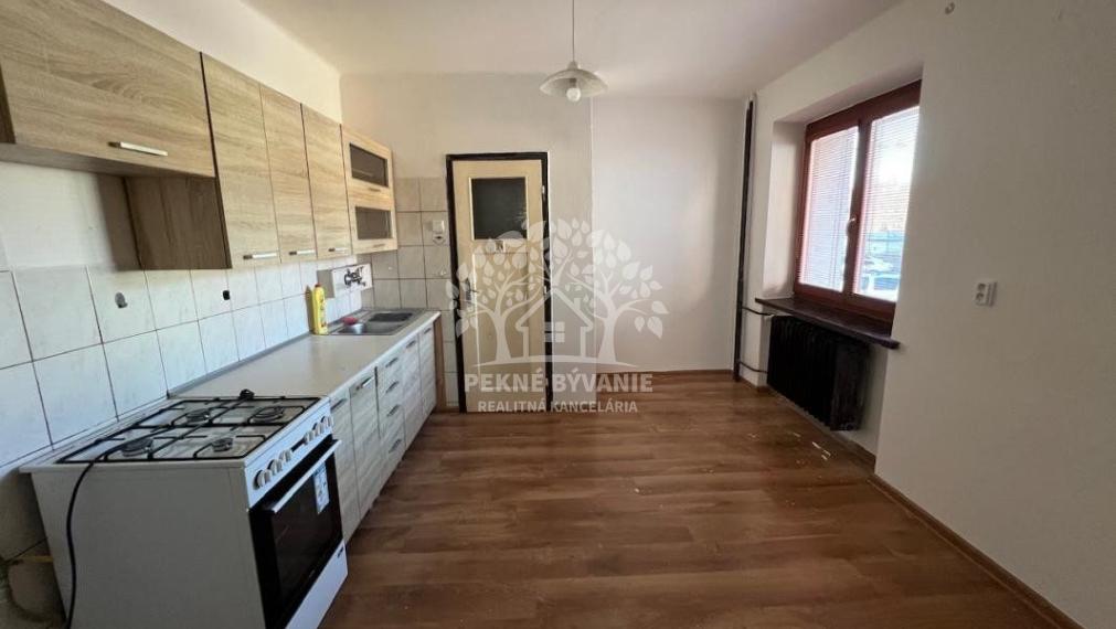 Na prenájom ponúkame 2 izbový byt vo Valaskej s balkónom