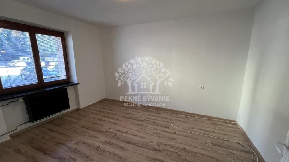 Na prenájom ponúkame 2 izbový byt vo Valaskej s balkónom