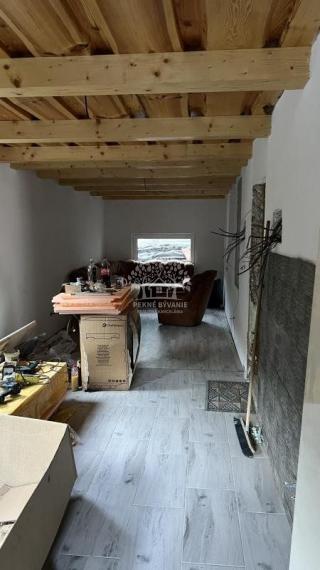 NA PREDAJ : RODINNÝ DOMČEK  A  MOBILNÝ DOM NA JEDNOM POZEMKU V PODBREZOVEJ