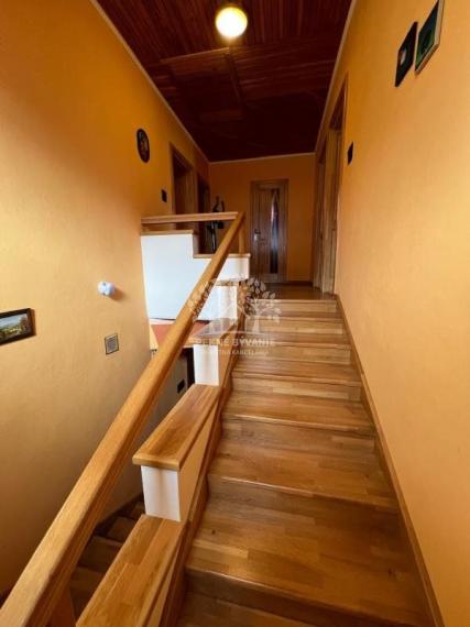 Na predaj: krásny kompletne zrekonštruovaný,priestranný dom v Brezne s 2 balkónmi,garážou,mur.domčekom.