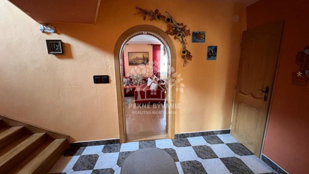 Na predaj: krásny kompletne zrekonštruovaný,priestranný dom v Brezne s 2 balkónmi,garážou,mur.domčekom.