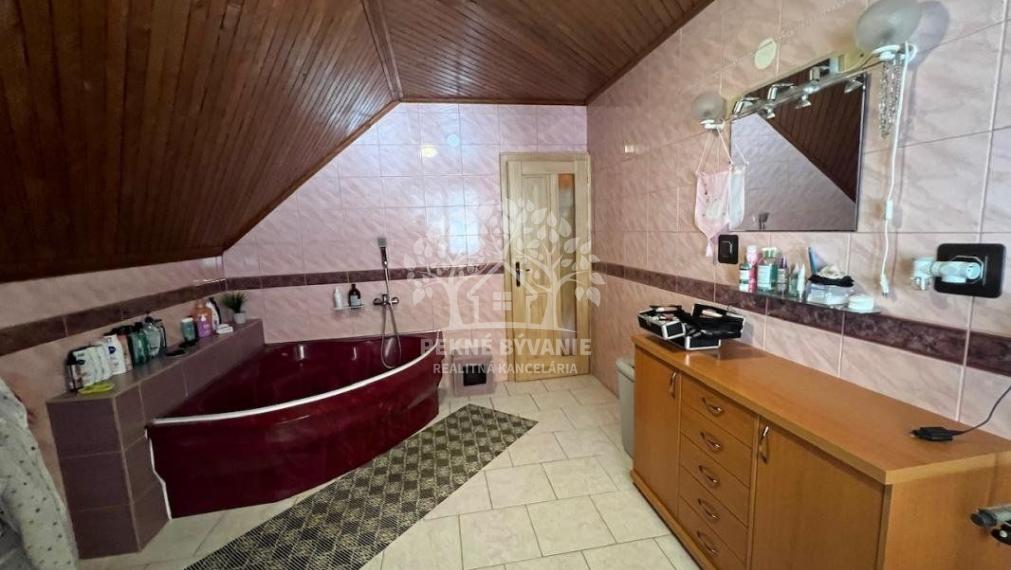 Na predaj: krásny kompletne zrekonštruovaný,priestranný dom v Brezne s 2 balkónmi,garážou,mur.domčekom.