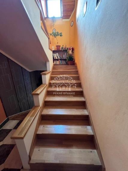 Na predaj: krásny kompletne zrekonštruovaný,priestranný dom v Brezne s 2 balkónmi,garážou,mur.domčekom.