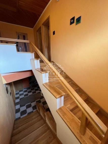 Na predaj: krásny kompletne zrekonštruovaný,priestranný dom v Brezne s 2 balkónmi,garážou,mur.domčekom.