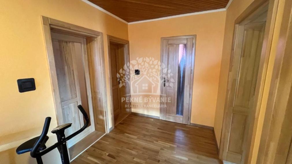 Na predaj: krásny kompletne zrekonštruovaný,priestranný dom v Brezne s 2 balkónmi,garážou,mur.domčekom.