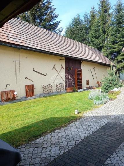 Na predaj: krásny kompletne zrekonštruovaný,priestranný dom v Brezne s 2 balkónmi,garážou,mur.domčekom.