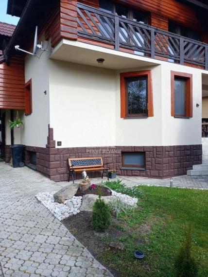 Na predaj: krásny kompletne zrekonštruovaný,priestranný dom v Brezne s 2 balkónmi,garážou,mur.domčekom.