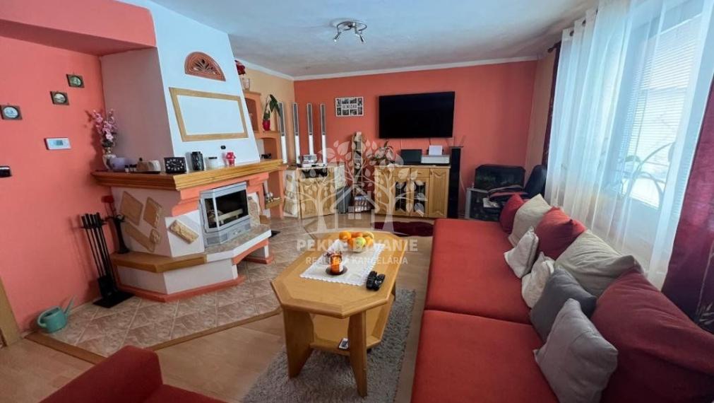 Na predaj: krásny kompletne zrekonštruovaný,priestranný dom v Brezne s 2 balkónmi,garážou,mur.domčekom.