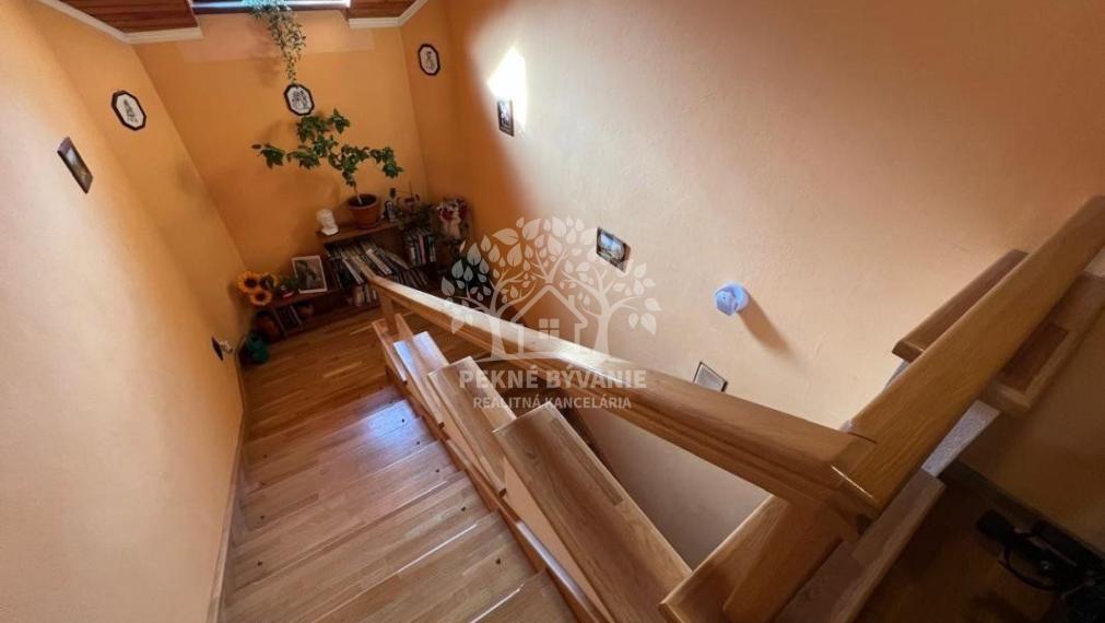 Na predaj: krásny kompletne zrekonštruovaný,priestranný dom v Brezne s 2 balkónmi,garážou,mur.domčekom.