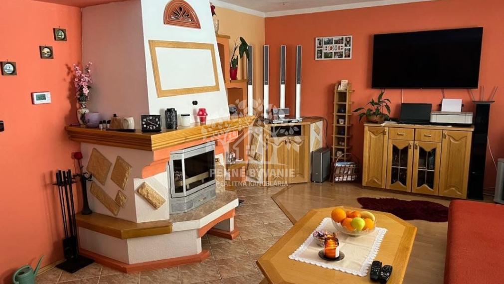 Na predaj: krásny kompletne zrekonštruovaný,priestranný dom v Brezne s 2 balkónmi,garážou,mur.domčekom.