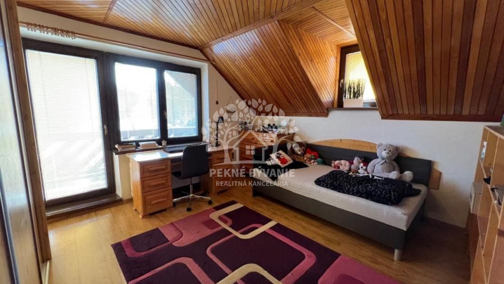 Na predaj: krásny kompletne zrekonštruovaný,priestranný dom v Brezne s 2 balkónmi,garážou,mur.domčekom.