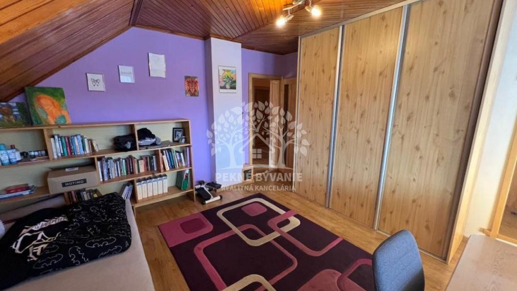 Na predaj: krásny kompletne zrekonštruovaný,priestranný dom v Brezne s 2 balkónmi,garážou,mur.domčekom.